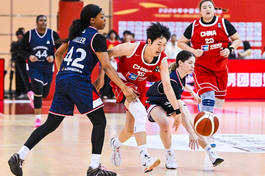 [图]中国女篮热身赛：中国队战胜国际女篮联队