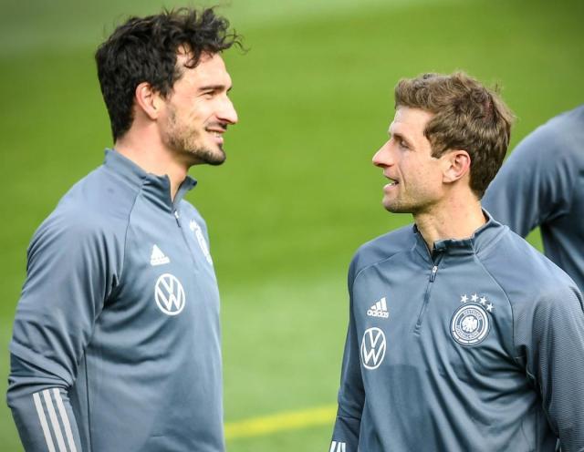 五大联赛直播-逼抢！快攻！勒夫爽抄弗利克作业，穆勒胡梅必打主力